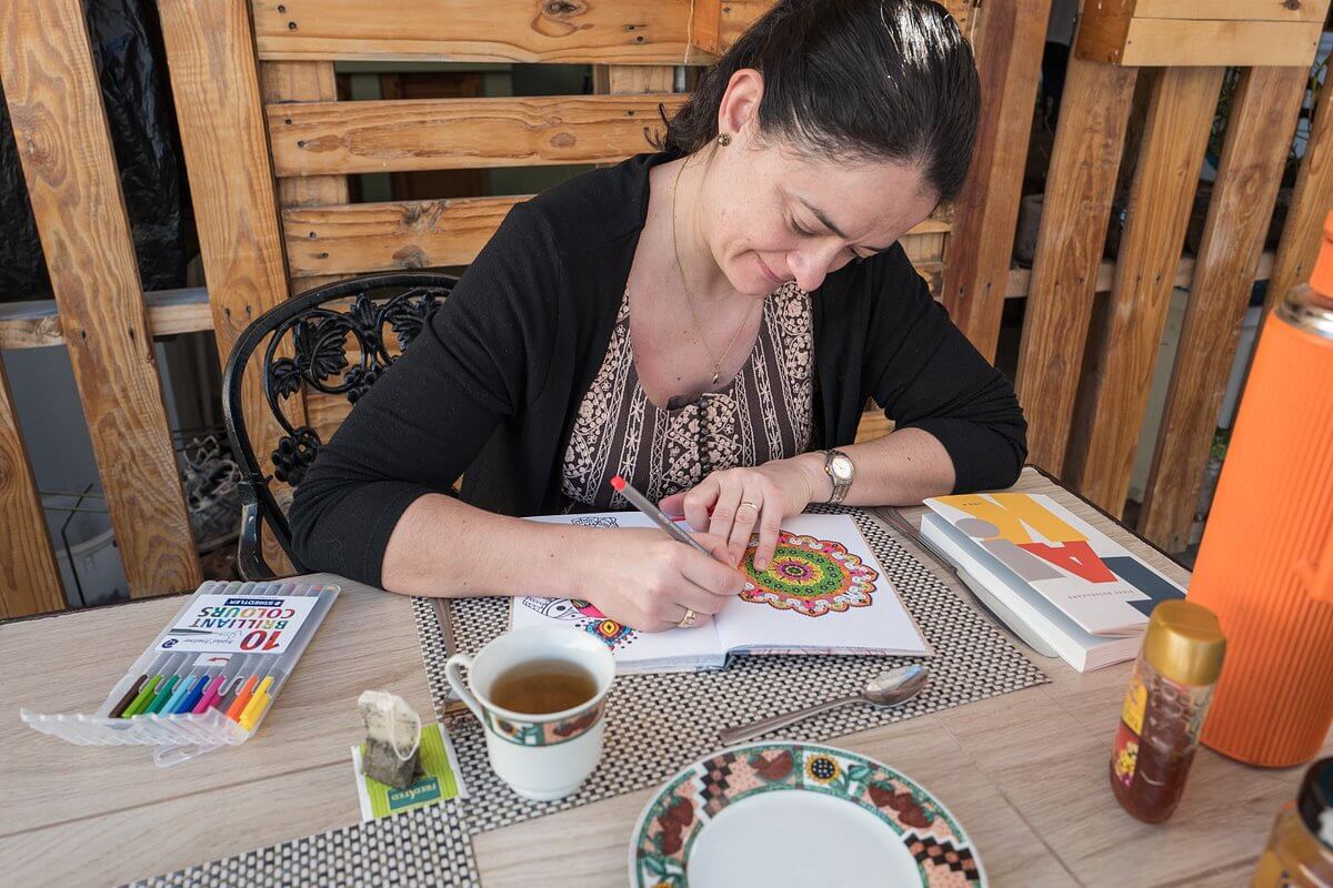 señora (pintora) artista el hostal